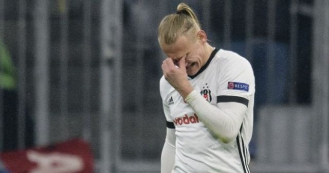 Beşiktaş&#039;ın yıldızı gözyaşlarını tutamadı