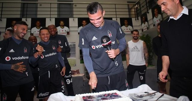 Beşiktaş&#039;ta Pepe&#039;ye doğum günü kutlaması