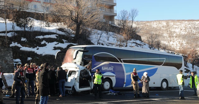 Bingöl&#039;de yolcu otobüsü hafif ticari araçla çarpıştı: 4 ölü, 7 yaralı