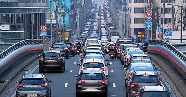 Brüksel'de toplu taşıma grevi trafiği kilitledi