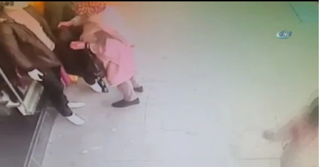 Cansız mankenin üzerindeki kıyafeti böyle çaldı