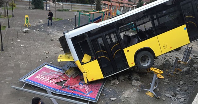 Çocuk parkına belediye otobüsü düştü!