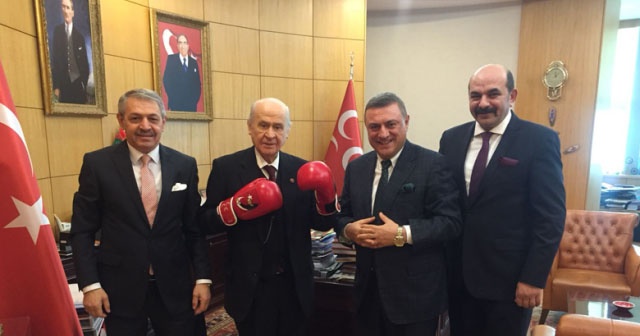 Devlet Bahçeli boks eldiveni giydi