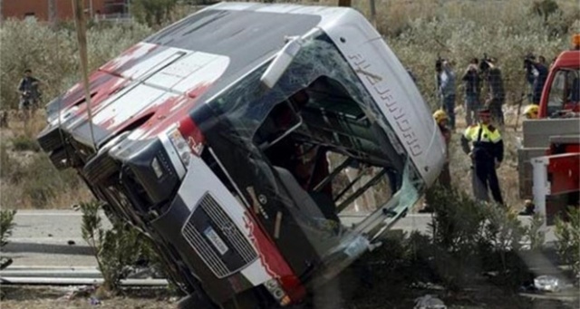 Endonezya’da otobüs devrildi: 27 ölü