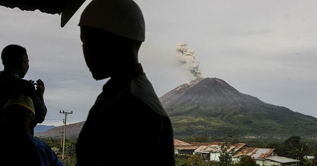 Endonezya’da Sinabung Yanardağı kül püskürtüyor