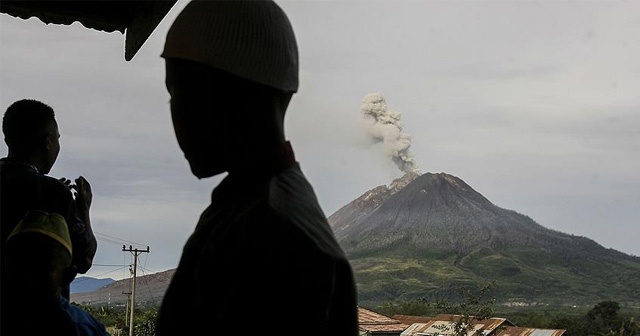 Endonezya’da Sinabung Yanardağı kül püskürtüyor