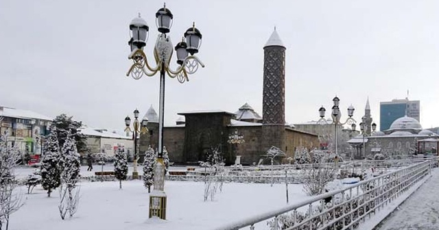 Erzurum yeniden beyaza büründü