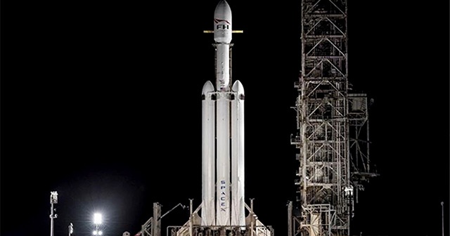 Falcon Heavy uzaya fırlatıldı