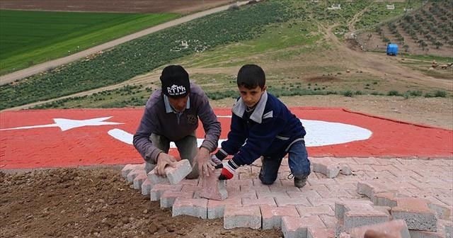 Hataylı çobandan Zeytin Dalı Harekatı&#039;na dev bayraklı destek