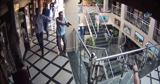 İşte darbe karşıtı askerlerin Özel Kuvvetler Karargahına girme anı