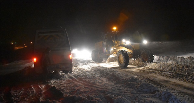 Kars&#039;ta kar yağışı ve tipi nedeniyle yolda kalan hasta kurtarıldı