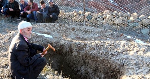 Kendisi için hazırlanan mezarı ziyaret etti