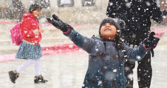 Kırklareli&#039;de etkili olan kar yağışı nedeniyle eğitime bir gün süreli ara verildi