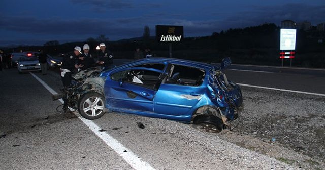 Konya&#039;da otomobil elektrik direğine çarptı: 3 yaralı