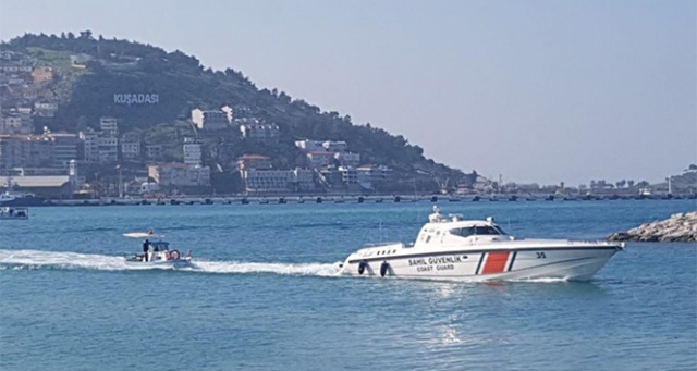 Kuşadası Körfezi’nde arızalanan teknedeki 3 kişi kurtarıldı