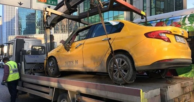 Levent'te feci kaza, ticari taksi takla attı