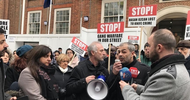 Londra&#039;da Türk gencinin bıçaklı saldırıda öldürülmesine tepki