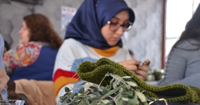 Mehmetçik üşümesin diye hep birlikte atkı bere ördüler