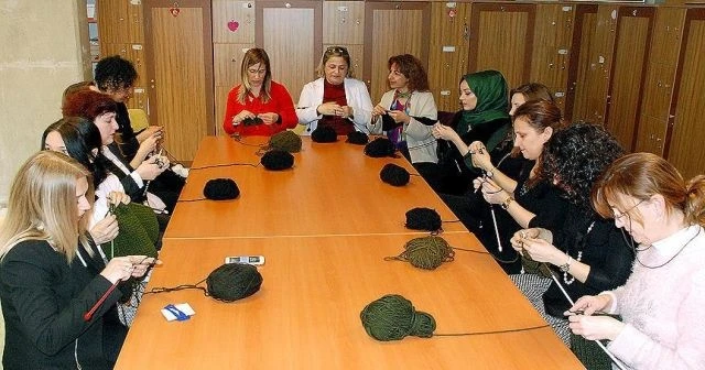 Mektuplarına cevap veren askerlere atkı ve bere örüyorlar