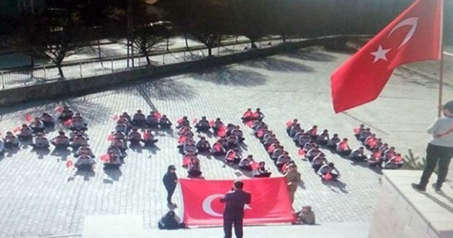 Öğrenciler okul bahçesinde &#039;Afrin&#039; yazıp Türk bayrağı açtı