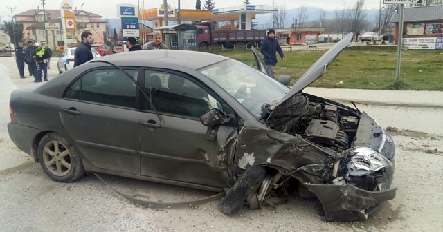 Otomobil önce yakıt tankerine sonra traktöre çarptı