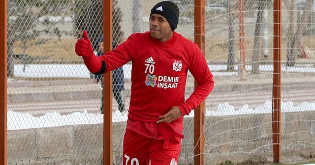 Robinho, ALS hastalığına farkındalık kampanyası için acı biber yedi