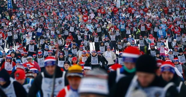 Rusya&#039;da yüz binlerce kişi birlikte kayak yaptı