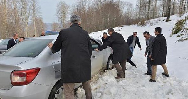 Samsun Valisi Kaymak, aracıyla kara saplanan vatandaşa yardım etti