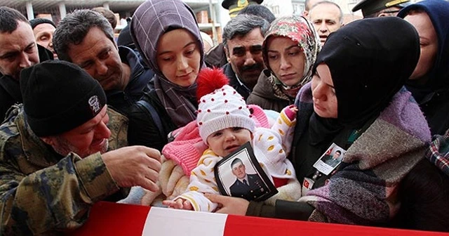 Şehidin 6 aylık kızı babasının tabutunu okşadı