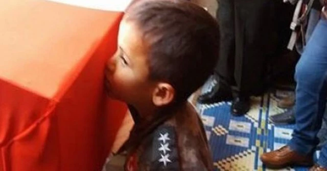 Şehit çocuğunun yürek burkan fotoğrafı