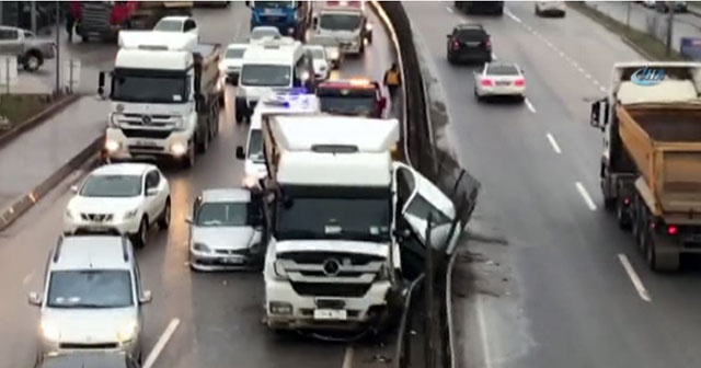 Şile yolunda bir hafriyat kamyonu iki aracı ezdi