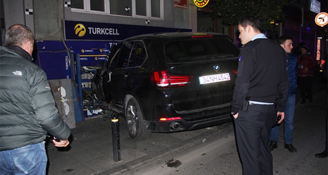 Şişli’de araç işyerine daldı