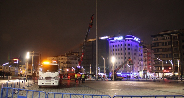 Taksim’de atıl durumdaki aydınlatma direkleri kaldırıldı