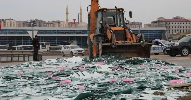 Tırdan düşen 8 ton cam karayoluna saçıldı