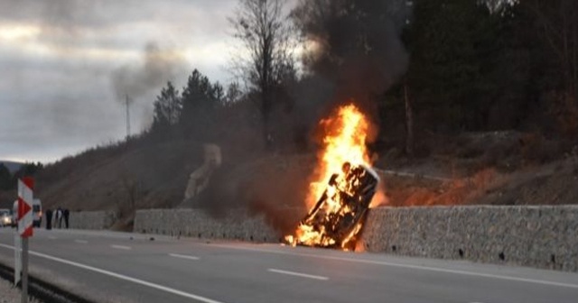 Tokat&#039;ta alev topuna dönen otomobildeki 5 kişi yanarak can verdi