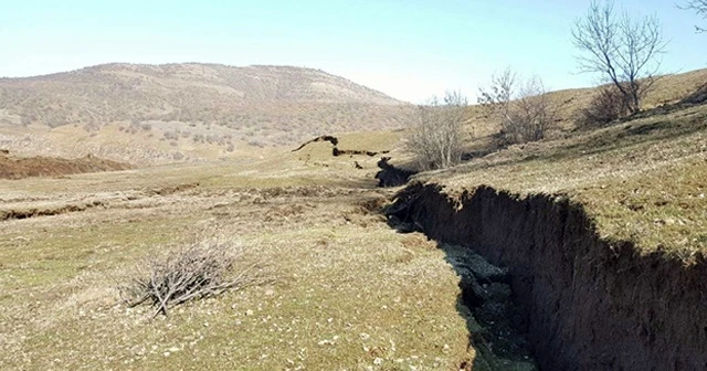 Toprak kayması sonucu dev yarıklar oluştu