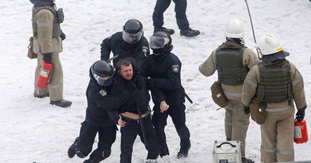 Ukrayna&#039;daki çatışmalarda 8 polis yaralandı