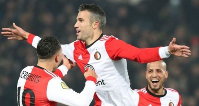 Van Persie yeni takımında ilk golünü attı