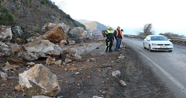 Zonguldak-İstanbul Karayolu&#039;nda heyelan meydana geldi, yol kapandı