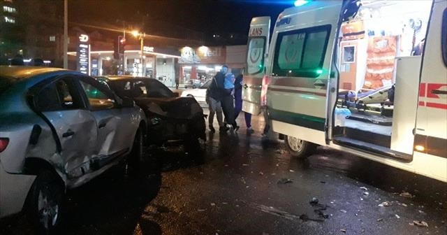 2 otomobil çarpıştı: 1’i çocuk 6 yaralı