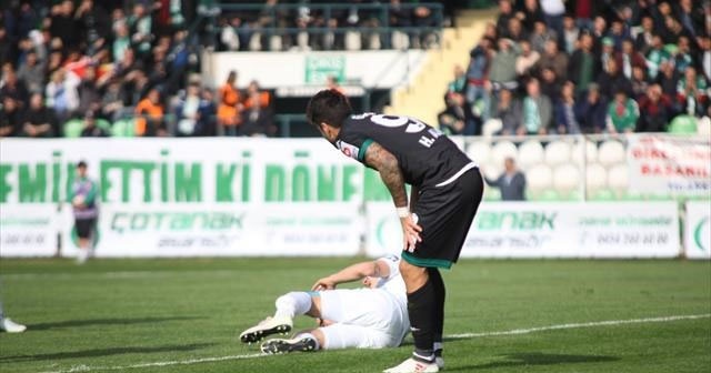 Adana Demirsporlu Sezer Özmen’in ayağı kırıldı