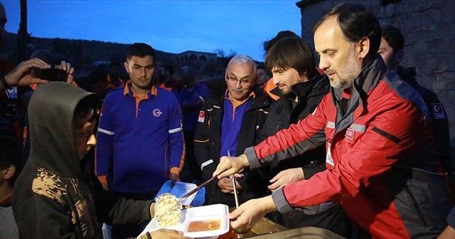 AFAD ve Türk Kızılayından Afrinlilere sıcak yemek ikramı