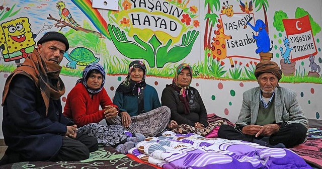 Afrin&#039;den kaçan aile teröristlerin zulmünü anlattı