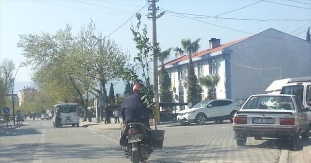 Ağaç taşıyan motosikletli kamerada