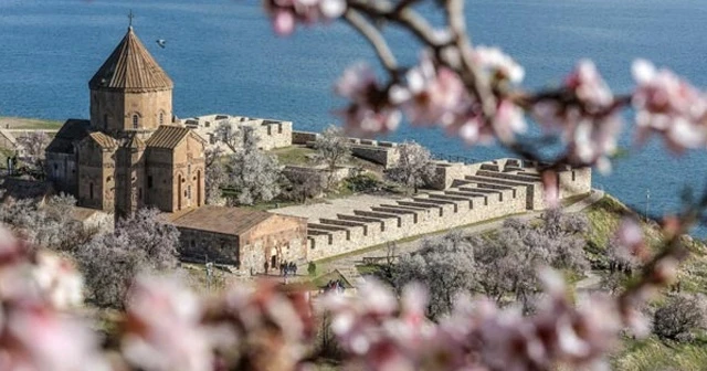 Akdamar Adası'na ziyaretçi akını