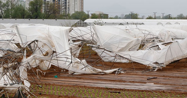 Antalya&#039;da hortum, serada ve tarım alanlarında hasara yol açtı