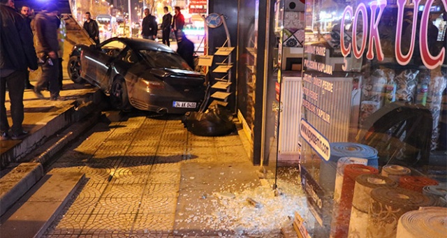 Bağdat Caddesi’nde lüks otomobil dükkana girdi