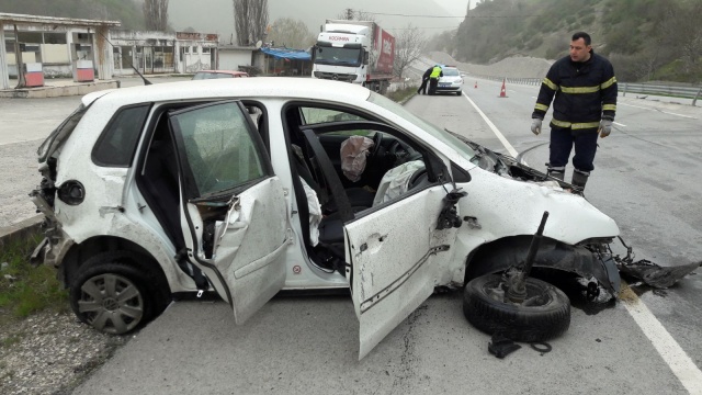 Bariyerlere çarpan otomobil takla attı