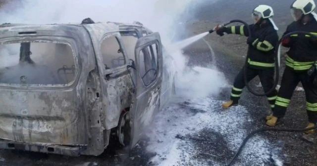 Bingöl'de seyir halindeki araç yandı