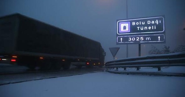 Bolu Dağı&#039;nda yoğun kar yağışı ulaşımı aksatıyor